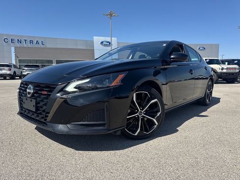 Used 2023 Nissan Altima 2.5 SR FWD image 1