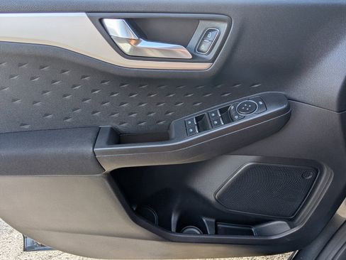 Used 2020 Ford Escape SE image 34