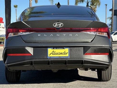 Certified 2025 Hyundai Elantra SE image 5