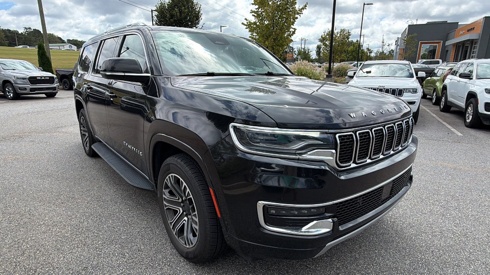 Used 2024 Jeep Wagoneer L Series II w/ Flexible Seating Group AWD/4WD image 5