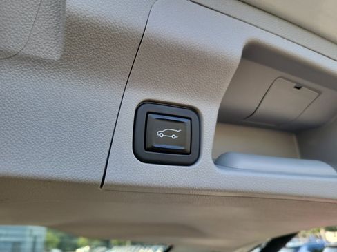 Used 2021 GMC Acadia SLT FWD image 9