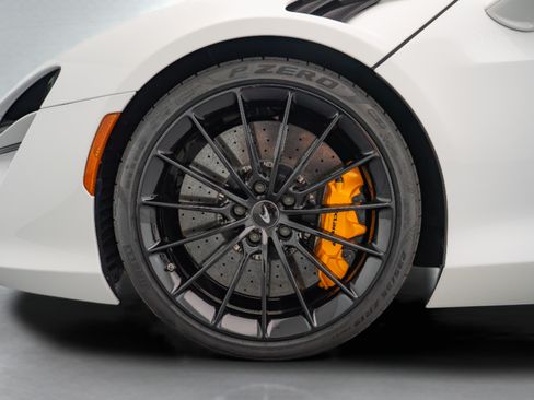 Used 2025 McLaren Artura RWD image 17