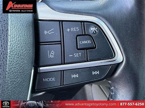 Certified 2022 Toyota Highlander XLE image 24