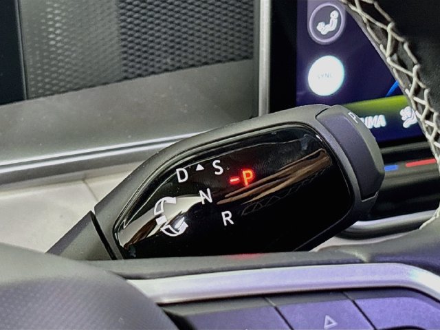 Certified 2025 Volkswagen Tiguan SE FWD image 17