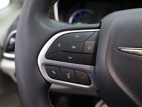 Used 2023 Chrysler Pacifica Limited FWD image 26