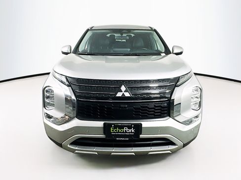 Used 2023 Mitsubishi Outlander SE image 2