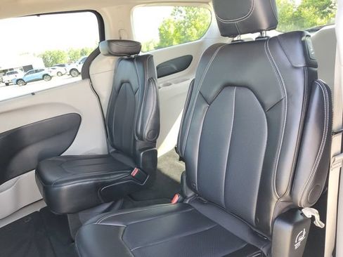 Used 2024 Chrysler Pacifica Touring-L FWD image 27