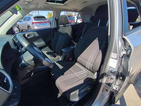 Used 2025 Hyundai Venue SEL FWD image 19