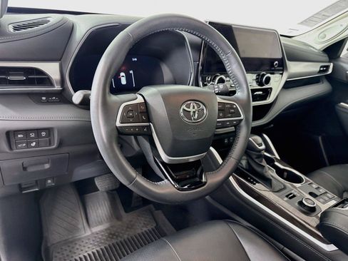 Certified 2025 Toyota Highlander Platinum AWD/4WD image 9