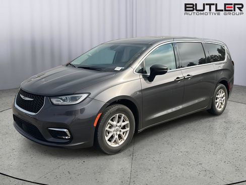 Used 2023 Chrysler Pacifica Touring-L image 2