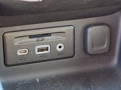 Used 2024 GMC Terrain SLT image 29