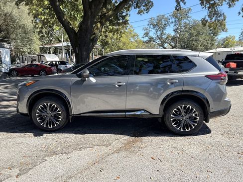 Used 2024 Nissan Rogue Platinum image 2