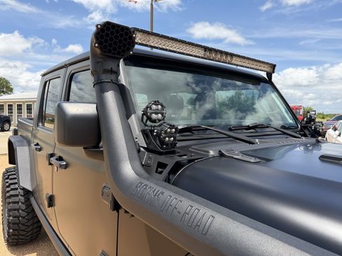 Used 2022 Jeep Gladiator Sport AWD/4WD image 25