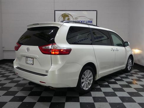 Used 2017 Toyota Sienna XLE image 11