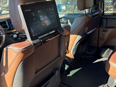 Used 2017 Chrysler Pacifica Limited w/ UConnect Theater Package image 14