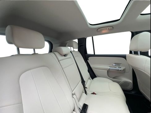 Used 2022 Mercedes-Benz GLB 250 w/ Premium Package Lite image 26