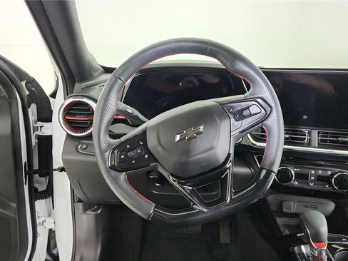 Used 2024 Chevrolet Trax RS w/ Sunroof Package FWD image 21