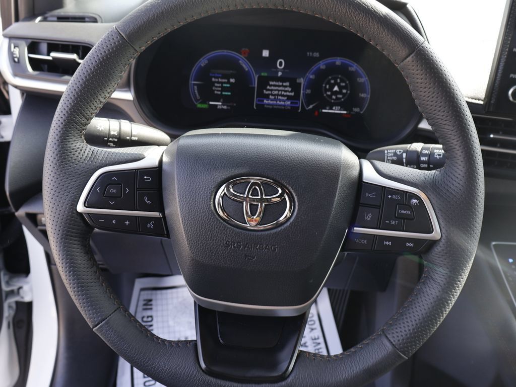 Used 2025 Toyota Sienna Platinum AWD/4WD image 28