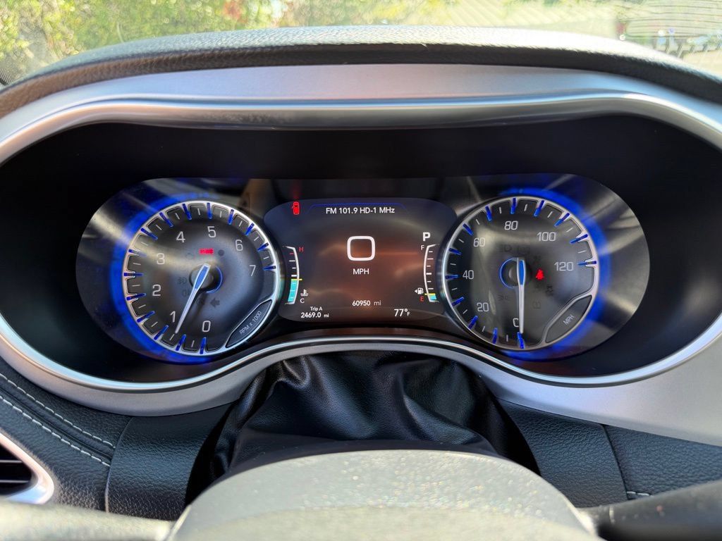 Used 2025 Chrysler Pacifica Limited FWD image 21