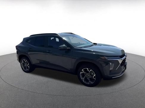 Used 2025 Chevrolet Trax LT FWD image 2