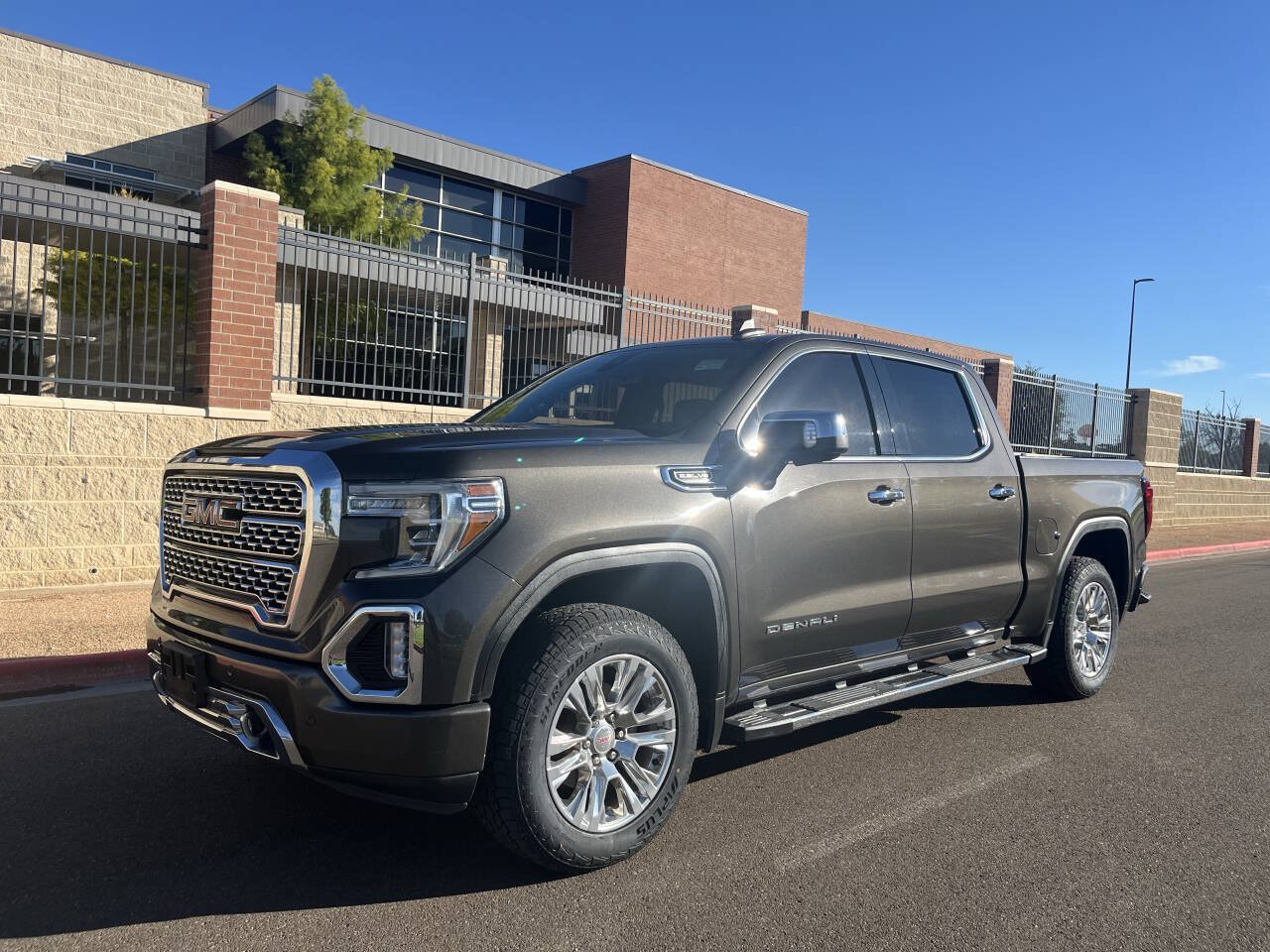 Used 2019 GMC Sierra 1500 Denali w/ Driver Alert Package II AWD/4WD image 1