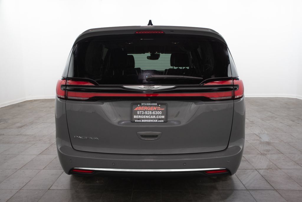 Used 2023 Chrysler Pacifica Touring-L FWD image 11