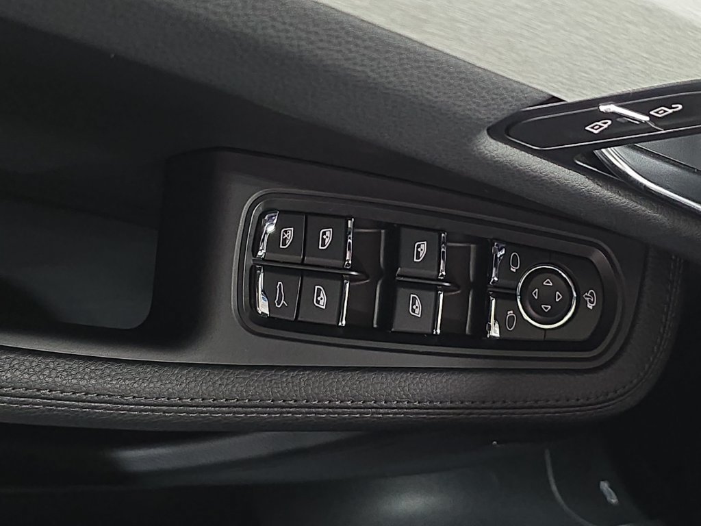 Certified 2026 Porsche Macan AWD/4WD image 21