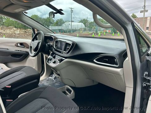 Used 2020 Chrysler Voyager L FWD image 29