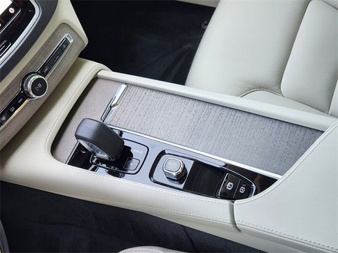 Certified 2025 Volvo XC90 T8 Plus w/ Protection Package Premier image 21