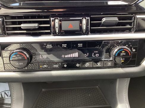 Used 2025 Nissan Pathfinder SV AWD/4WD image 21