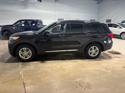 Used 2023 Ford Explorer XLT w/ Equipment Group 202A image 3