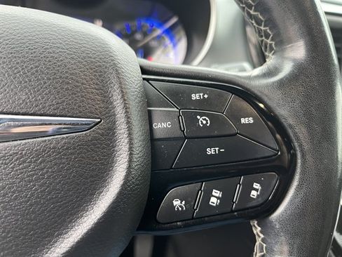 Used 2020 Chrysler Pacifica Touring-L w/ Advanced Safetytec Group FWD image 22