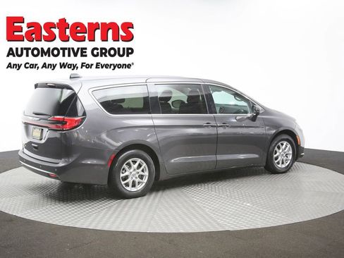Used 2023 Chrysler Pacifica Touring-L FWD image 41
