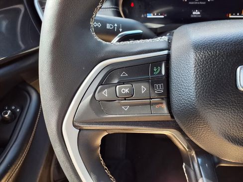 Used 2023 Jeep Grand Cherokee Altitude AWD/4WD image 16