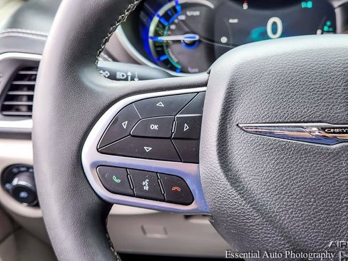 Used 2023 Chrysler Pacifica Touring-L FWD image 15