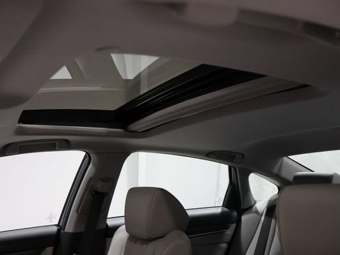 Used 2018 Honda Accord Touring image 9