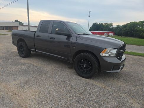 Used 2018 RAM 1500 Express RWD image 11