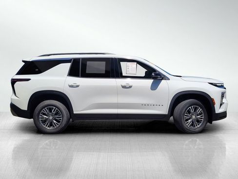 Used 2025 Chevrolet Traverse LT FWD image 3