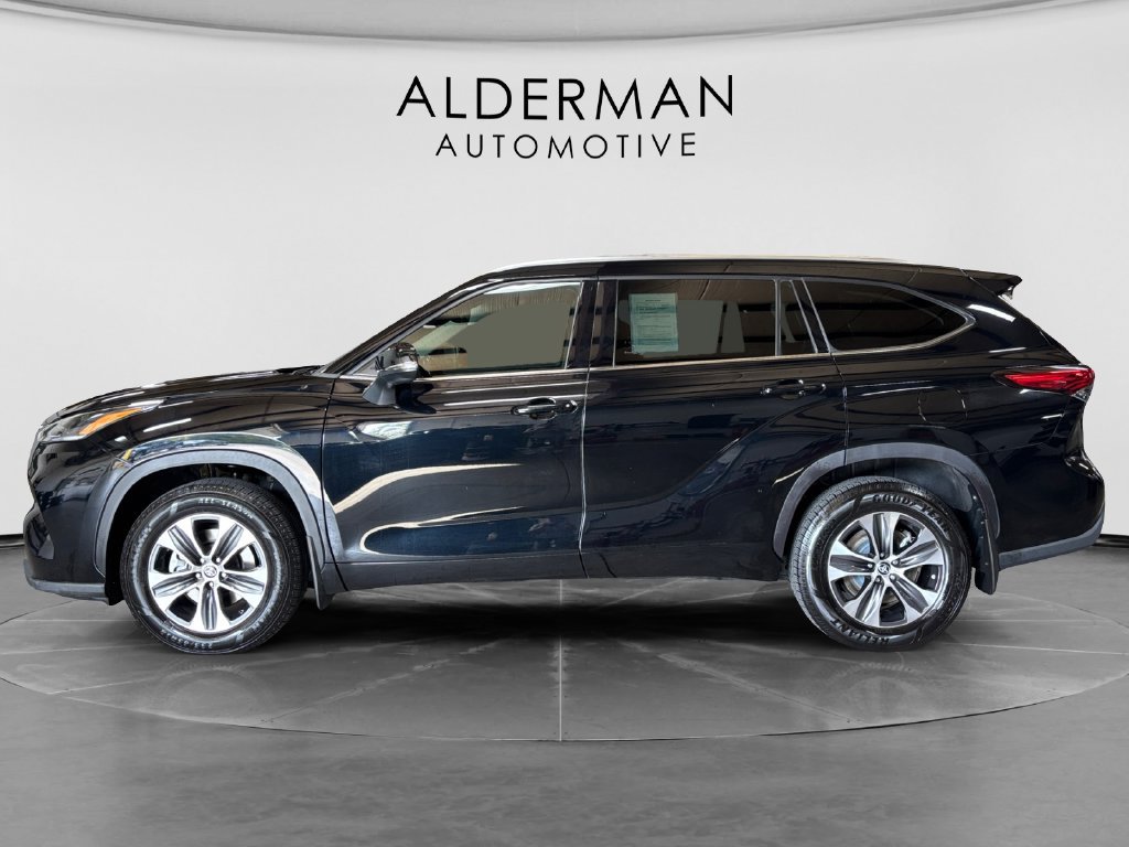 Used 2021 Toyota Highlander XLE AWD/4WD image 2