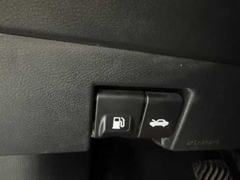 Used 2021 Nissan Versa SV FWD image 19