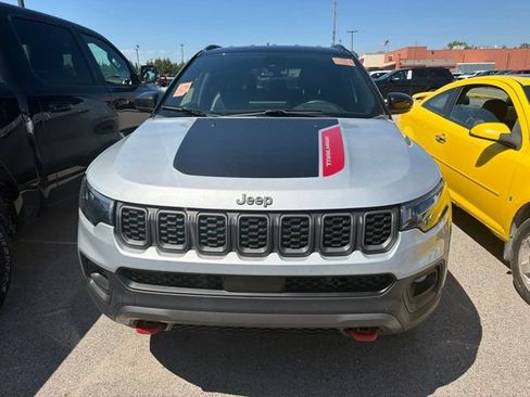 Used 2025 Jeep Compass Trailhawk AWD/4WD image 2