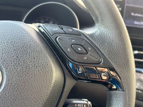 Used 2020 Toyota C-HR LE FWD image 18
