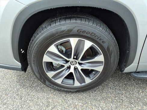 Used 2023 Toyota Highlander XLE FWD image 11