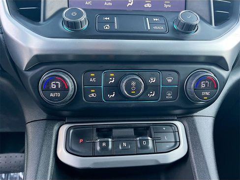 Used 2023 GMC Acadia SLT image 16