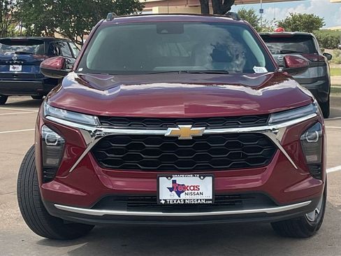 Used 2025 Chevrolet Trax LT w/ LT Convenience Package FWD image 2