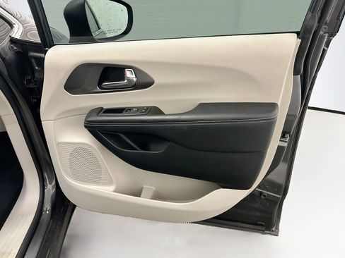Used 2023 Chrysler Pacifica Touring-L FWD image 34