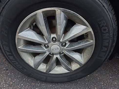 Used 2017 Kia Sorento LX image 38