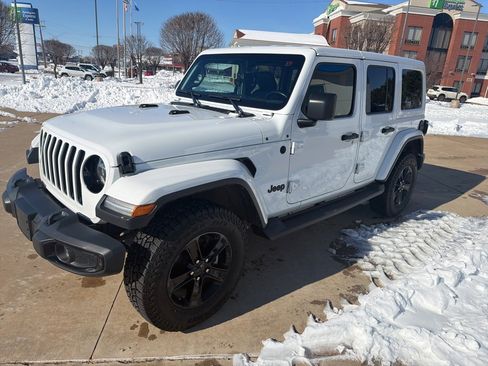 Used 2021 Jeep Wrangler Unlimited Sahara image 3