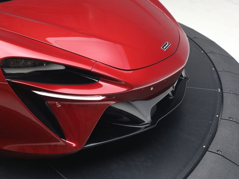 Used 2024 McLaren Artura RWD image 31