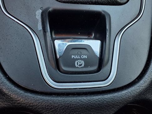 Used 2019 Jeep Cherokee Latitude w/ Popular Appearance Group FWD image 11